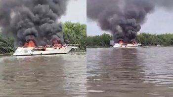Una embarcación se incendió en el Río Paraná. Una embarcación se incendió en el Río Paraná.