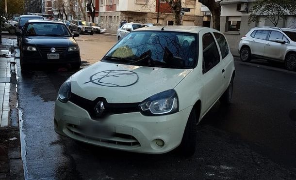 Le pintaron el auto por tapar un garage