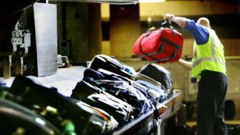 Despidos en Aeroparque: Intercargo desvinculó a maleteros que maltrataban el equipaje