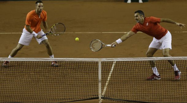 ¿Sin códigos? Mirá el particular saque de un serbio en la Copa Davis