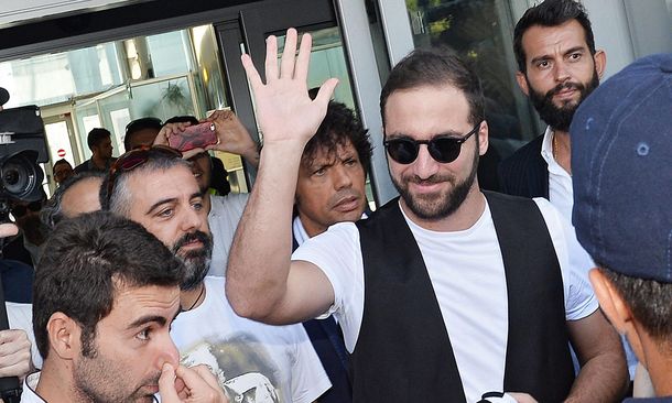 Gonzalo Higuaín llegó a Turin y fue recibido como una estrella
