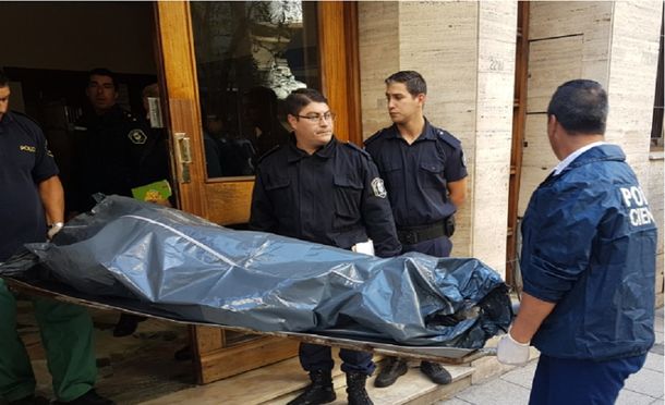 La Policía retira el cádaver del preceptor