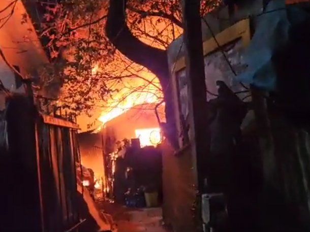 Feroz incendio en Villa Crespo: hay al menos 25 personas evacuadas