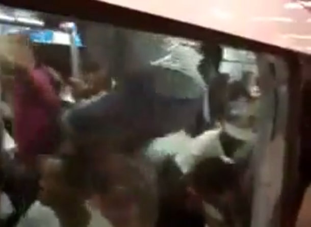 VIDEO: La desesperada entrada al tren en Venezuela