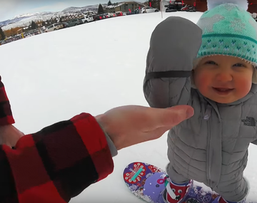 Mirá a una beba de un año hacer snowboard