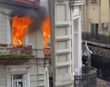 Una mujer escapó de un incendio en el centro porteño atada a un cable
