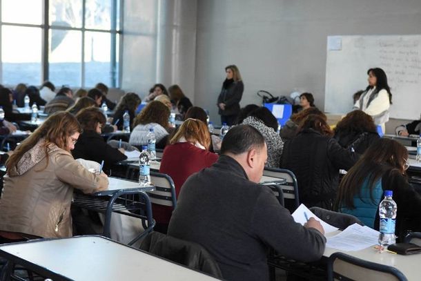 Docentes rendían un examen y los atraparon copiando