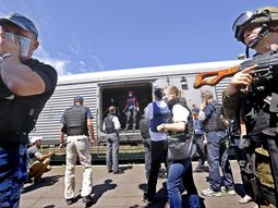 los cuerpos del avion malasio quedaron al resguardo de expertos internacionales los cuerpos del avion malasio quedaron al resguardo de expertos internacionales