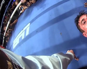 Escalofriante: un golpe en la sien y un KO en primera persona