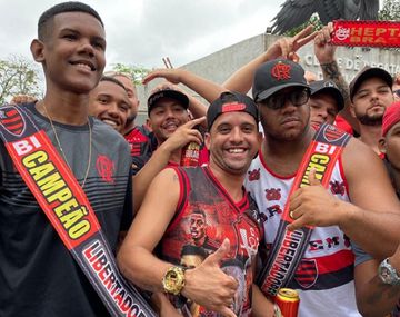 Festejo por adelantado: hinchas del Flamengo lucieron cotillón de campeones antes de la final