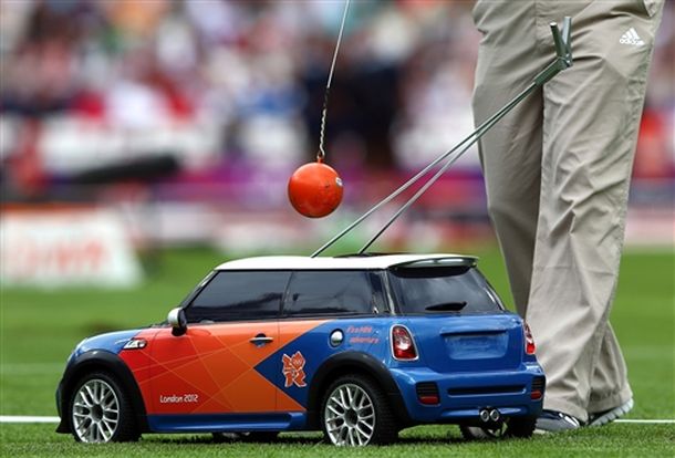 Los mini Mini Coopers asisten a los atletas en los JJ.OO.