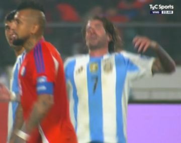 Nuevo cruce: Vidal empujó De Paul en el final del primer tiempo y se dijeron de todo