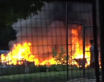 Voraz incendio en el Club Náutico de Gualeguaychú (captura de video).