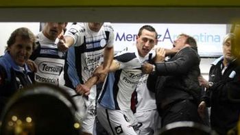 los jugadores de belgrano denunciaron que infanteria les arrojo gas pimienta