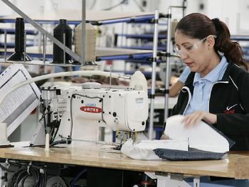 Taller de ropa, industria textil - Crédito: Télam