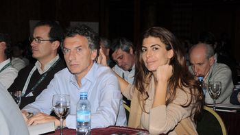 en medio del #niembrogate, macri camina con su mujer la matanza en medio del #niembrogate, macri camina con su mujer la matanza