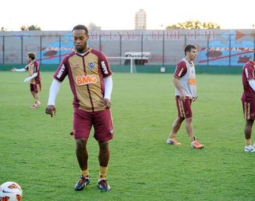 Locura en Sarandí por una práctica de Ronaldinho