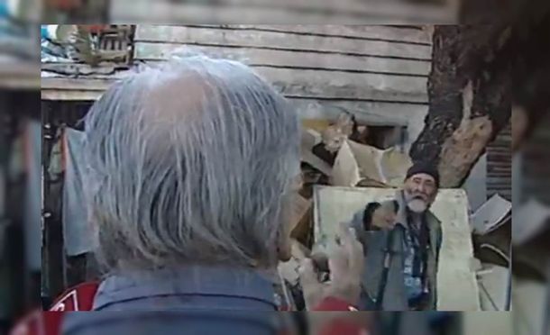 VIDEO: Un hombre que acumula basura en su casa y su vecino se pelearon en vivo