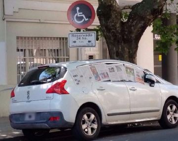 Escrachan a un auto mal estacionado