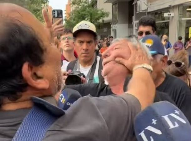 Tensión en Córdoba: militantes libertarios le pegaron a un jubilado que cantaba la Marcha peronista