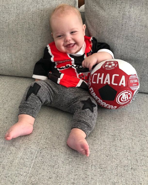 Mirko Wiebe con camiseta y pelota de Chacarita Juniors