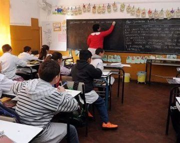 El Gobierno porteño prohibió el uso de celulares en las aulas de secundaria