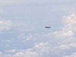 Una pasajero de un avión asegura haber filmado un ovni Una pasajero de un avión asegura haber filmado un ovni