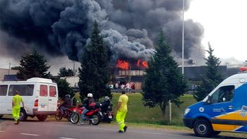 castelar: se incendio un deposito de colchones castelar: se incendio un deposito de colchones