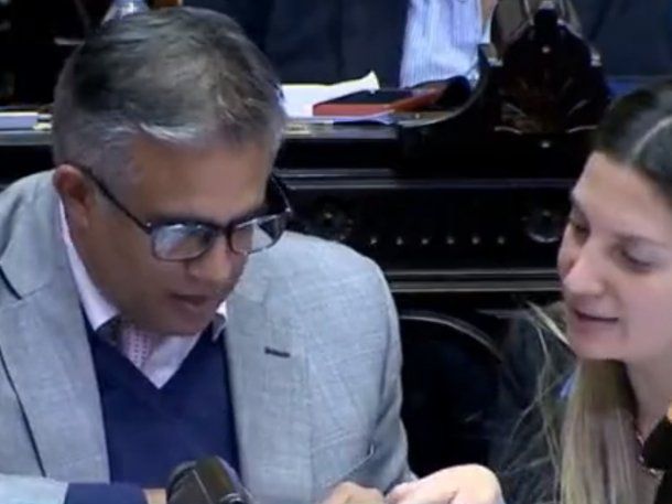 VIDEO: El papelón de un diputado macrista que no supo leer su discurso en el Congreso