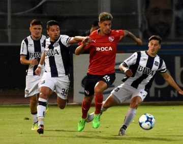 Emiliano Rigoni, una de las figuras del partido, escapa a la marca de tres hombres de la T