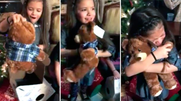 Dos nenas recibieron osos de peluches con la voz de su abuelo