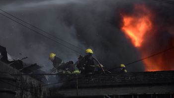 se incendia un deposito de camiones en caseros se incendia un deposito de camiones en caseros