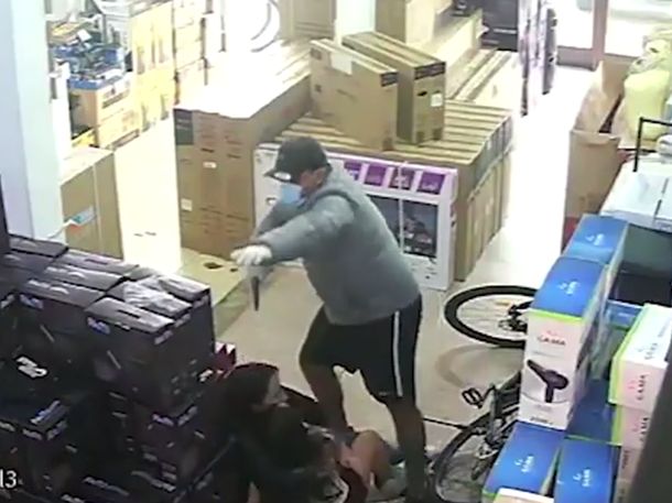 Video: cuatro ladrones irrumpieron en un local, atropellaron a una nena y le apuntaron en la cabeza