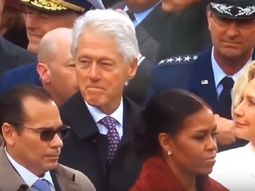 Bill Clinton ante la dura mirada de su mujer Hillary