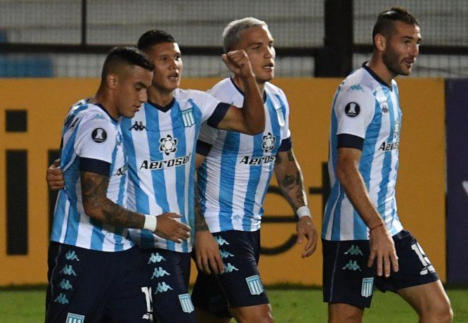 Con diez jugadores casi medio partido, Racing le ganó al Sporting Cristal
