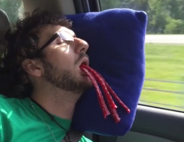 Sus amigos no pudieron resistirse a hacerle una broma mientras dormía