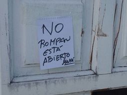 puso un cartel para que la policia no rompa la puerta cada vez que buscan a su hijo puso un cartel para que la policia no rompa la puerta cada vez que buscan a su hijo