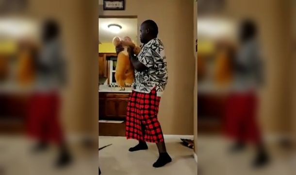 Le pidieron que alce a su bebé y recreó una escena famosa de El rey león