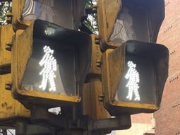 instalan el primer semaforo peatonal igualitario del pais instalan el primer semaforo peatonal igualitario del pais