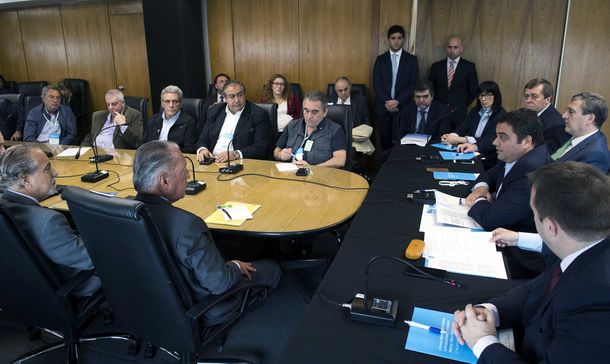 El gobierno ofreció llevar el SMVM a 9.800 pesos recién en julio de 2018