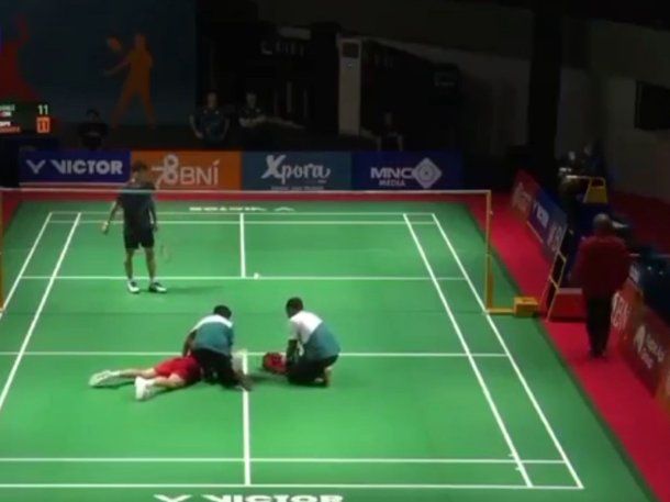 Video: un jugador de 17 años murió en pleno partido de badminton