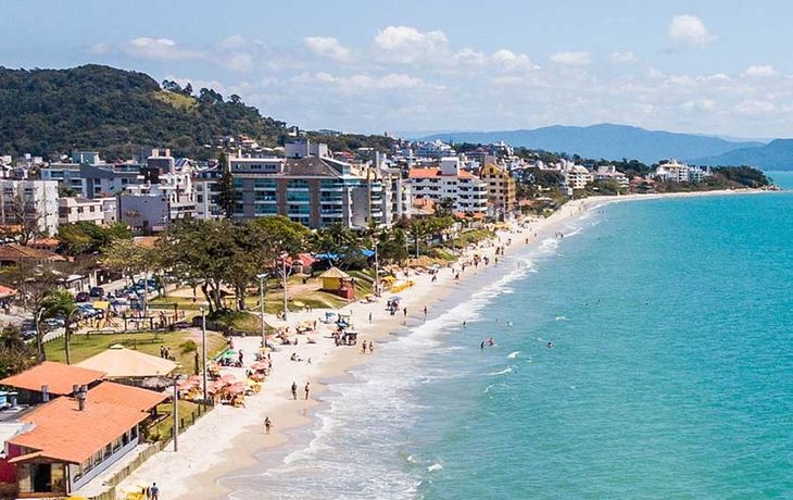 Descubrí Brasil en 2026: el pueblo con un mar de color turquesa que muy pocos conocen