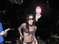 ¿no tiene frio? lady gaga fue a cenar con muy poca ropa
