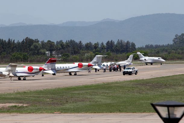 Nada cambia: los 15 aviones privados de los dirigentes de Macri en Jujuy