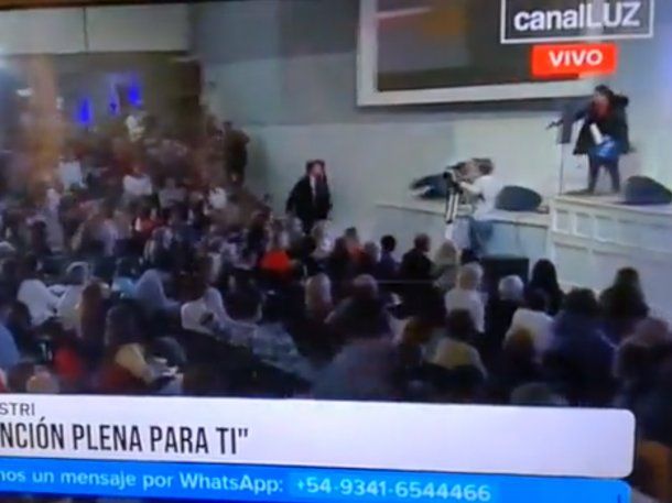 Video: Un hombre armado entró a una iglesia en Rosario y amenazó a una pastora
