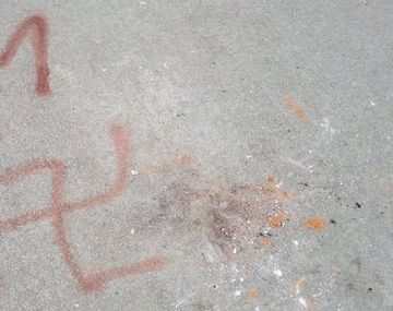 Egresados marplatenses vandalizaron su escuela: pintaron una esvástica