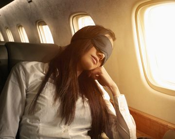 El truco casero para dormir profundamente sin asiento de ventana