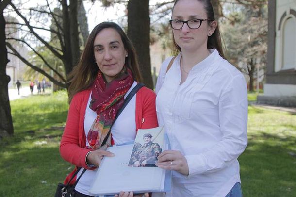 Sobrinas del capitán Márquez frente al Museo Malvinas con la foto de su tío.&nbsp;