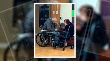 la foto mas triste: se tuvieron que separar porque no los reciben en el mismo hogar de ancianos la foto mas triste: se tuvieron que separar porque no los reciben en el mismo hogar de ancianos