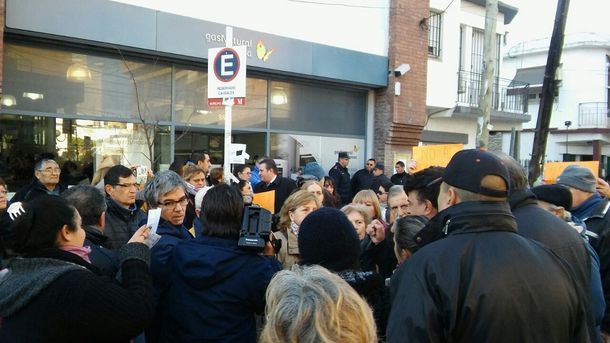Fuerte protesta de vecinos en Ituzaingó y Castelar contra el tarifazo en el gas